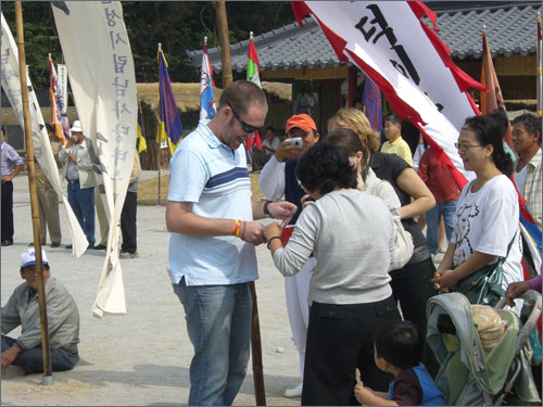 남사당패에게 선물을 받고 좋아하는 외국인. 이곳에서는 모두가 하나다. 